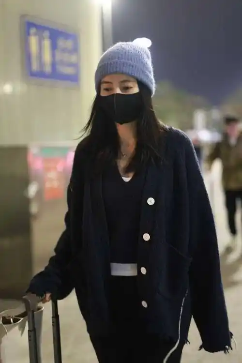 高圆圆机场街拍,这一身穿搭简直是女神本色,那种凌乱中透露出的_时尚