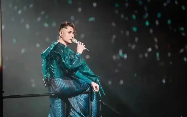 54岁郭富城曾2获金马奖影帝今与小22岁娇妻育有两女生活幸福