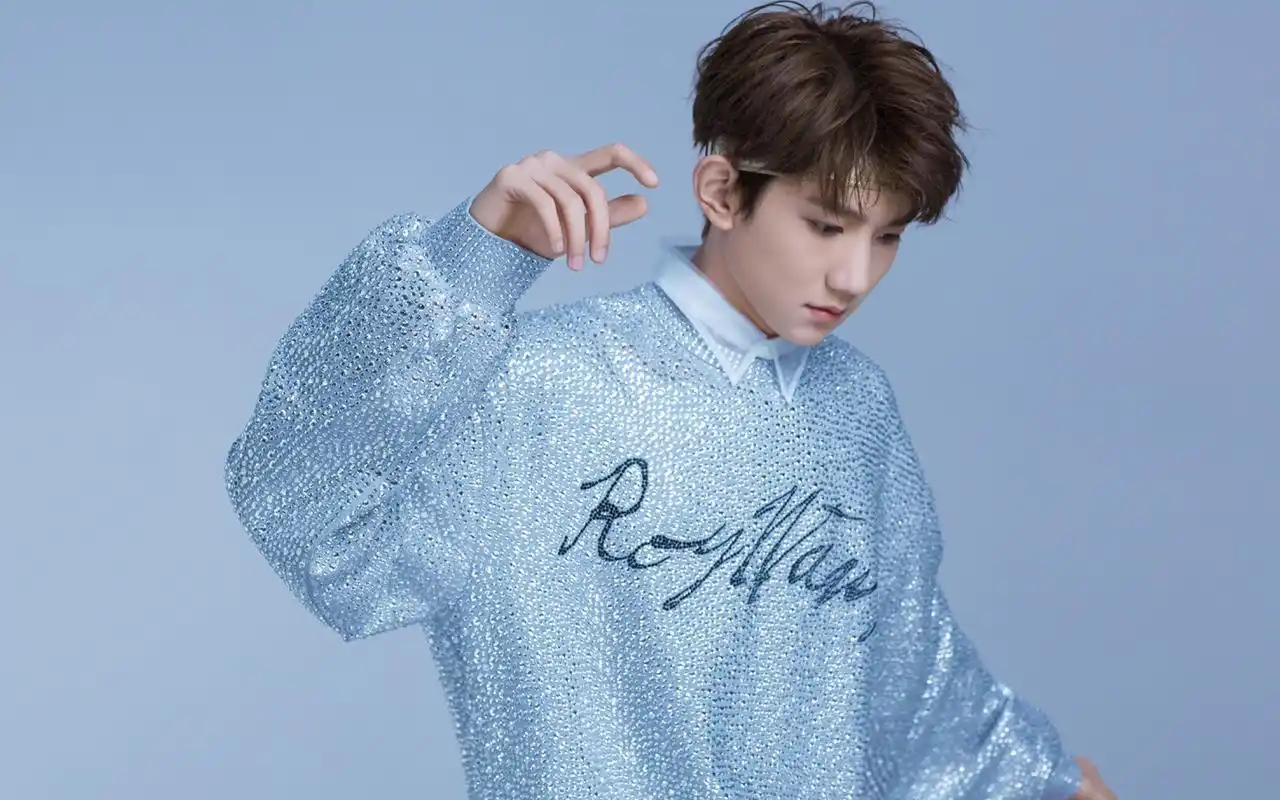 阳光帅气偶像王源壁纸_tfboys搞笑担当王源