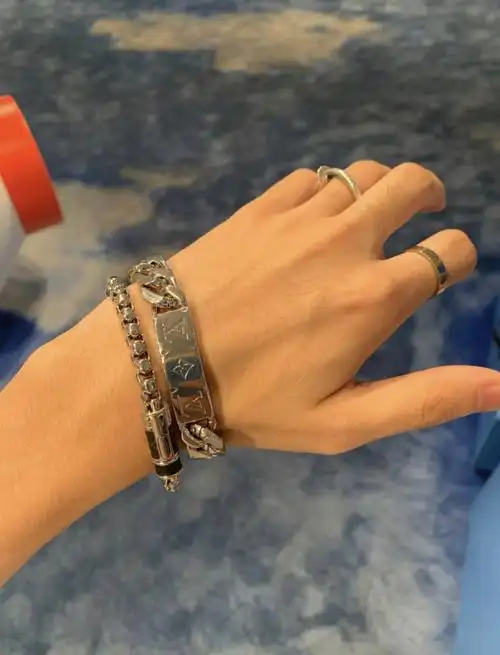 lv手链古巴链霸气十足