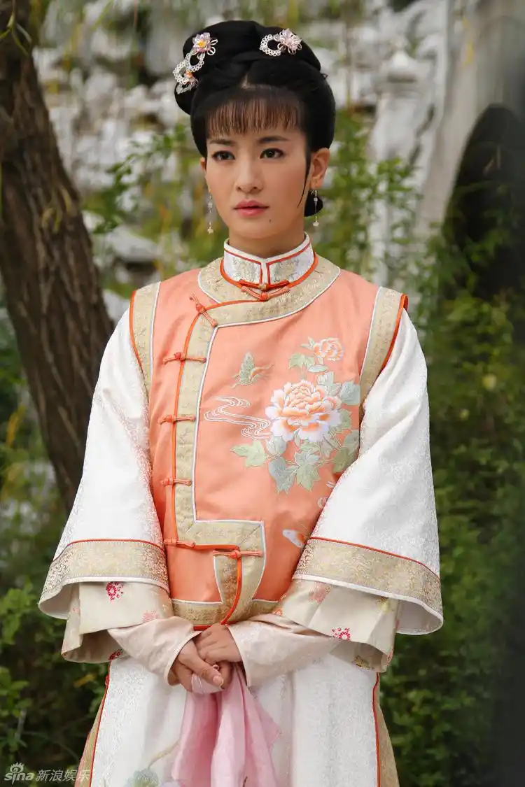 新浪娱乐讯 由李晟,何晟铭主演的电视剧《倾城绝恋》正在江苏,陕西两