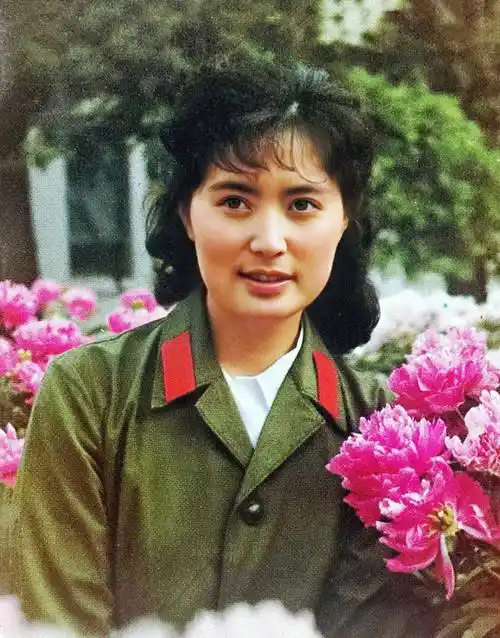 老照片:31位八十年代明星军装照 龚雪 葛优 刘晓庆 李秀明 傅艺伟