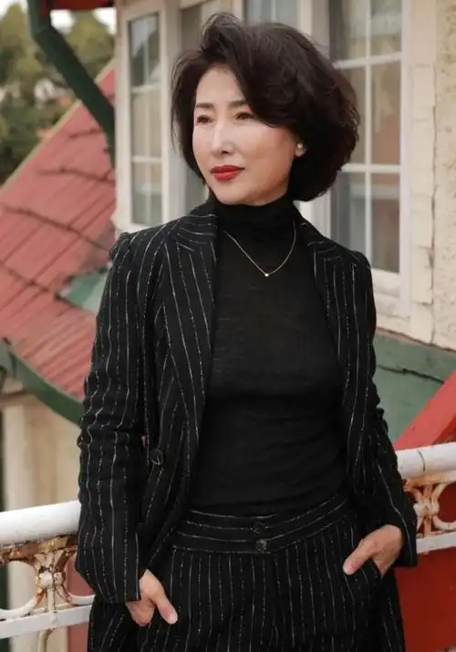 女人过了60岁,发型选这3种"贵妇卷"才显气质,有白发更高级