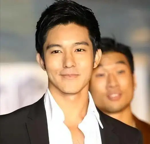 尖嘴猴腮别硬凹演富豪角色,5位男明星,站那就是"人间富贵竹"