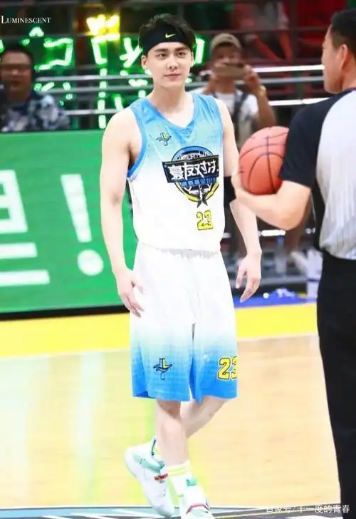 李易峰近照曝光,穿詹姆斯同款球衣打球,活力十足