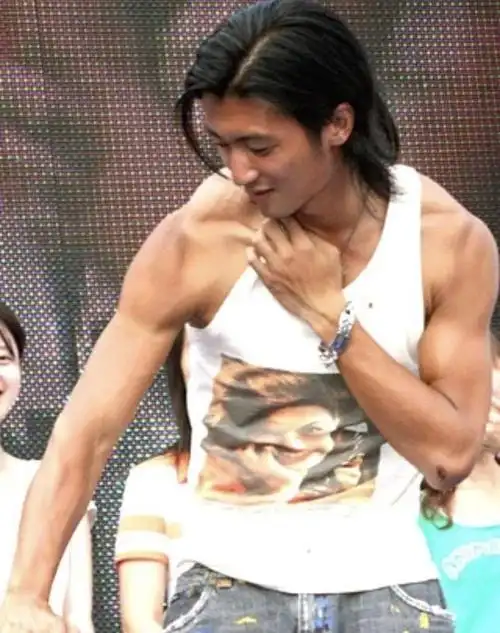 手贱搜了一下谢霆锋的近照被惊到了