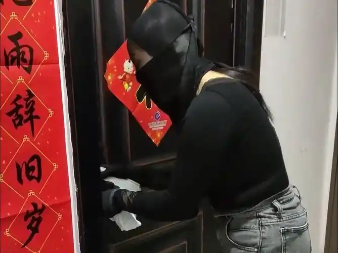 蒙面女劫匪入室抢劫