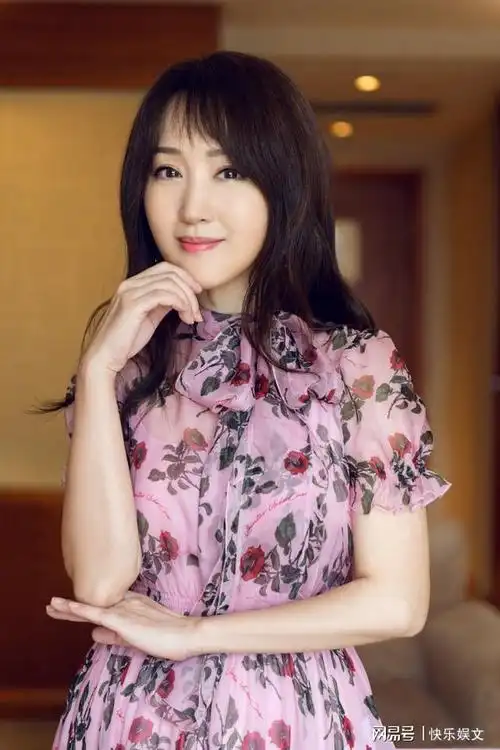 50岁杨钰莹美到发光双腿修长十分抢镜商演简陋疑似缺钱