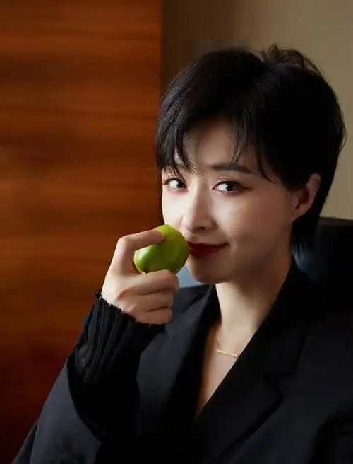 427蒋欣一袭黑色西装利落短发妩媚红唇刚中带柔柔中带飒憧憬叮你的