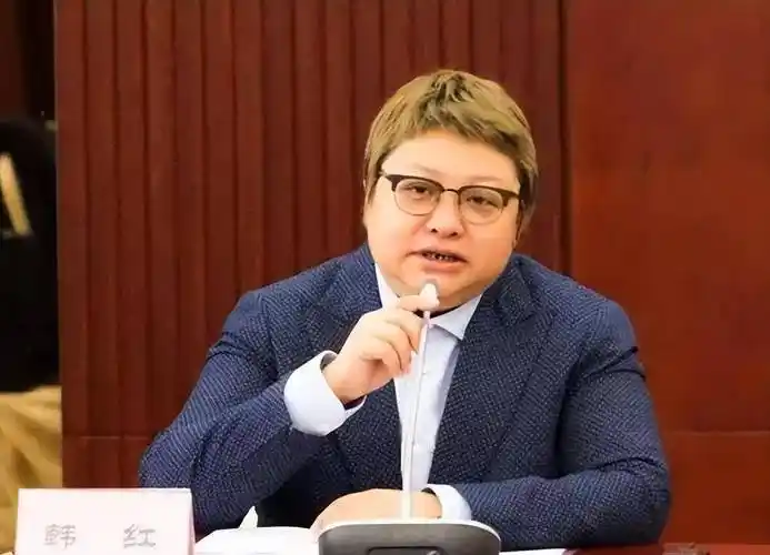 韩红成功瘦了40斤,穿牛仔裤扎发髻,体重减轻了,歌声也变甜了_减肥