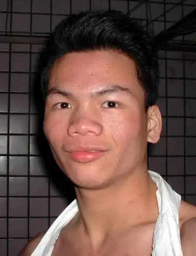 马来(凤姐类型)的高颧骨,是往脸颊两边外扩的,锋锐凌厉