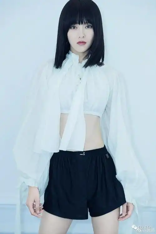 唐嫣穿露脐装的look有没有惊艳到你,这么瘦居然没有马甲线?