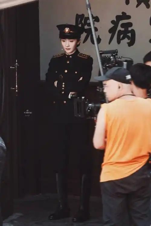 原创杨幂黑色军装照充满张力束腰皮带凸显傲人上围妥妥的制服诱惑