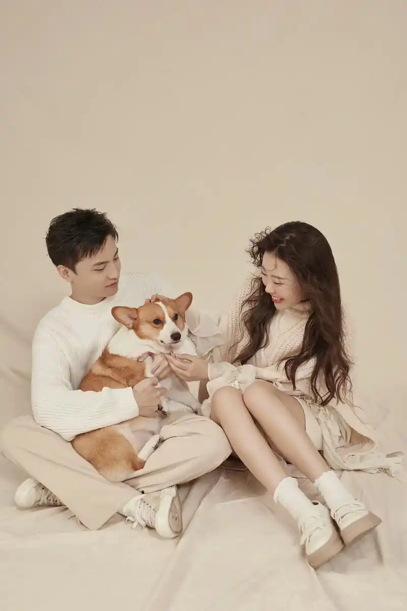 居家情侣写真|和一只狗一家三口的合照 城市在降温,我们在升温 - 抖音