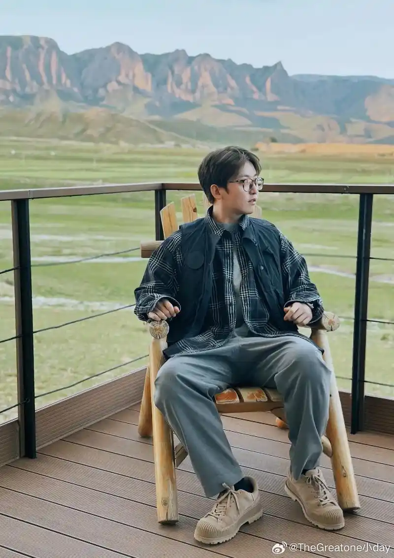 嘿,当我抬起头#姚译添 #跑男导演姚译添 九格来了 - 抖音