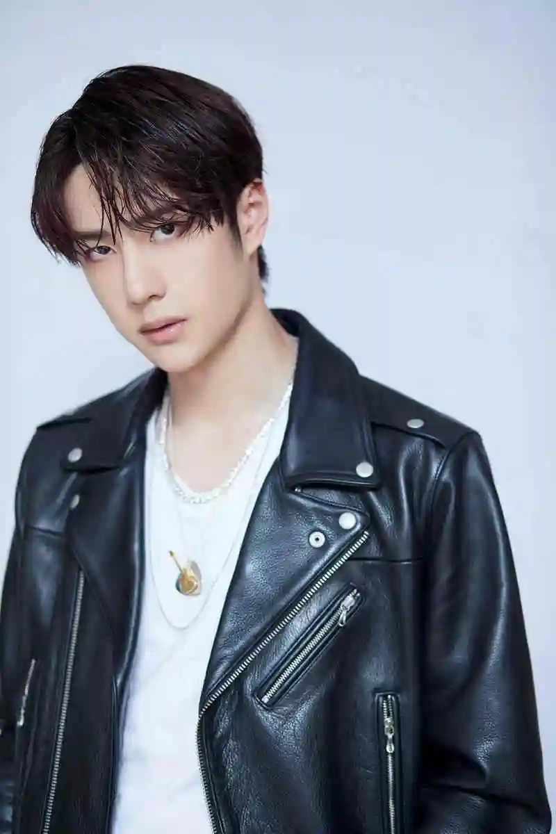 王一博湖南春晚复古湿发时髦经典 机车风造型帅气潮酷