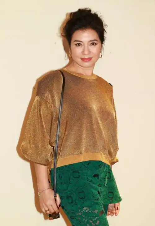 原创钟楚红美人不迟暮穿金缕衣配绿色蕾丝裤土味穿搭难掩高级气质