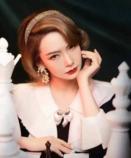 戚薇新造型发际线太高,意外撞脸容嬷嬷!_女孩_原因_因为