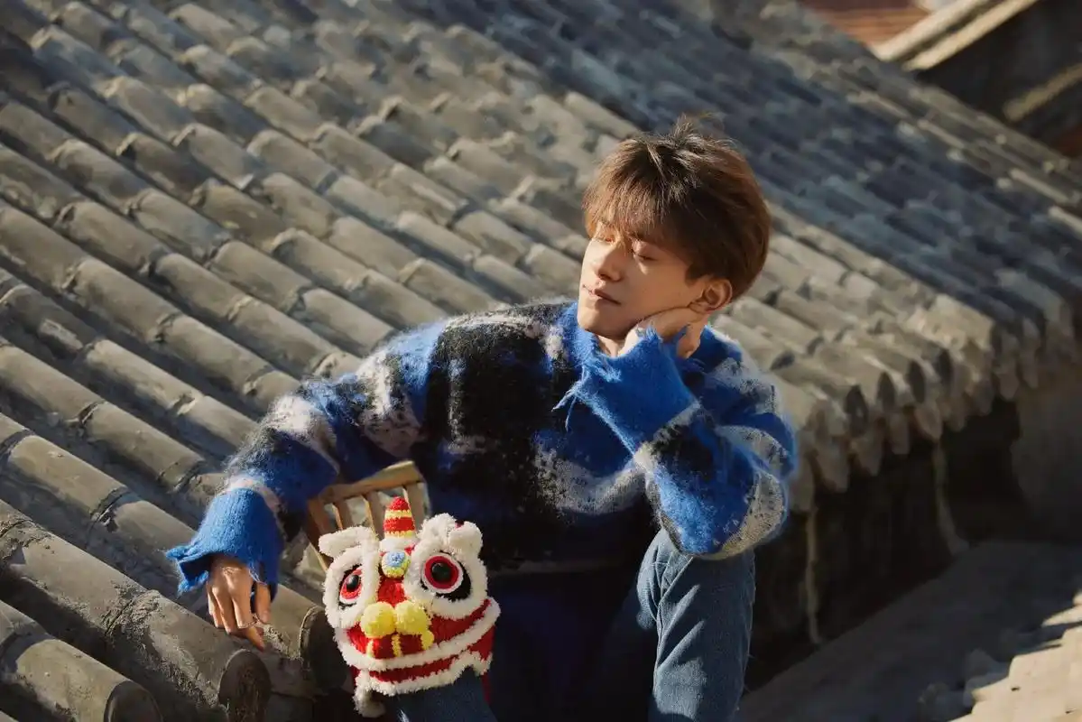 呐 依旧是那个爱猫猫的男孩哇 #易烊千玺 #电脑壁纸  - 抖音