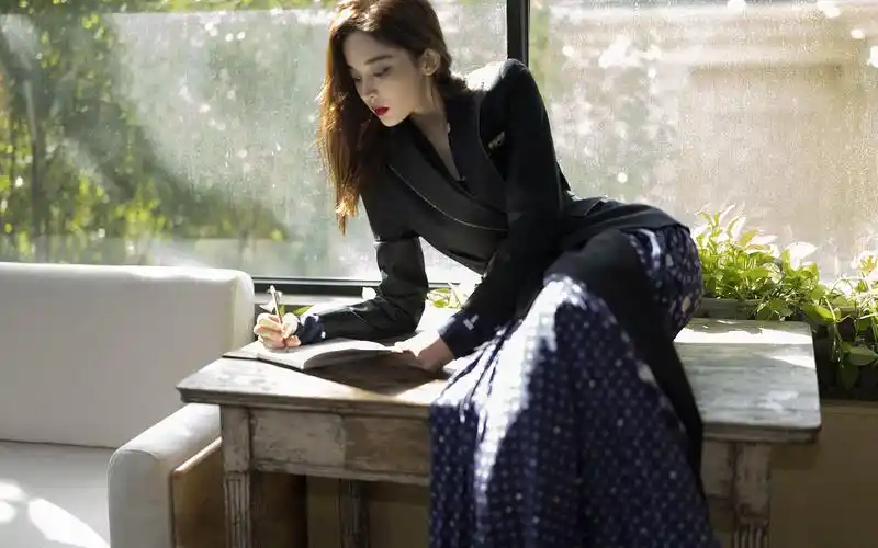 古力娜扎光影侧颜高清桌面壁纸