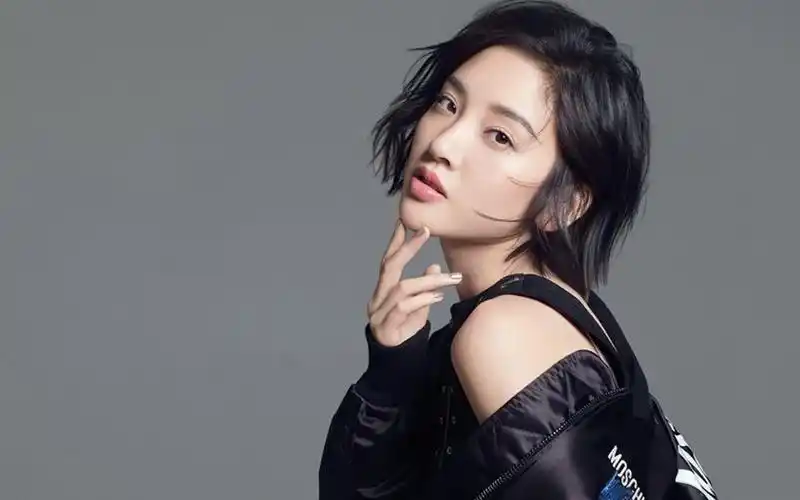 短发美女唐艺昕气质写真