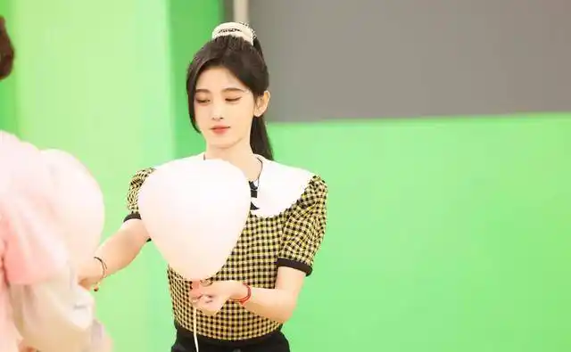 王子文与鞠婧祎,一个80后,一个90后,穿搭相同但气质却大不同_女生_小