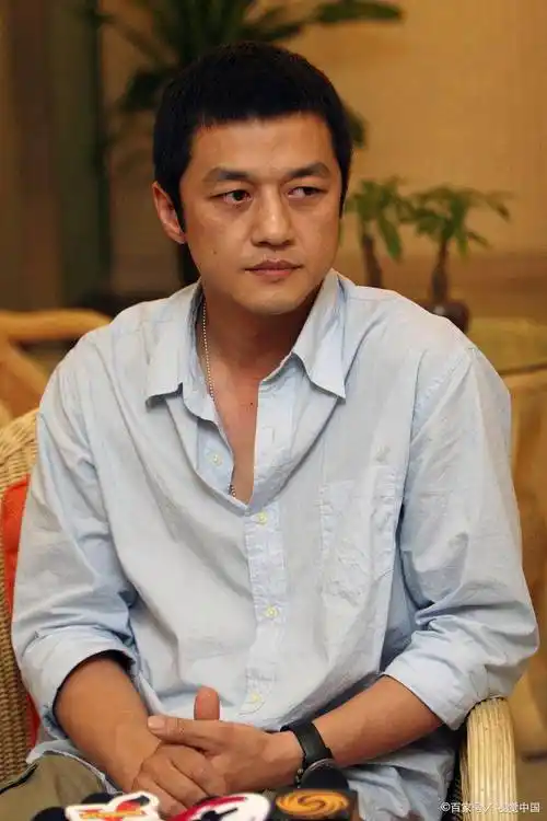 前妻生日当天,李亚鹏与小19岁娇妻甜蜜吃火锅,打破婚姻传闻!