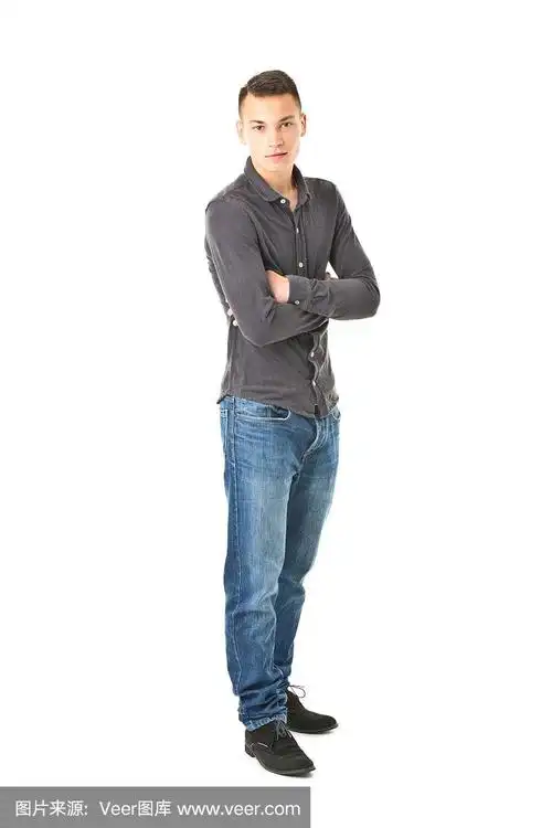 年轻英俊男子的全身照