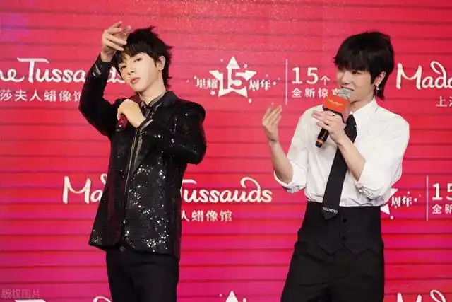 华晨宇在2013年参加快乐男声,因为他的演唱功力和对音乐的理解力,所以