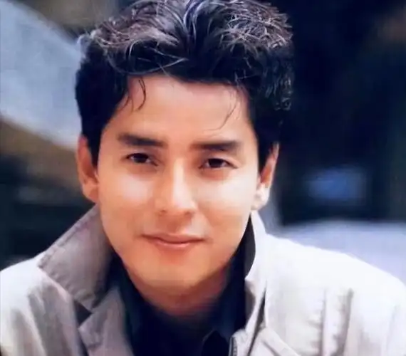 【永远"25岁"的歌王谭咏麟】与谭咏麟年轻时的辉煌成就和身外之物相比