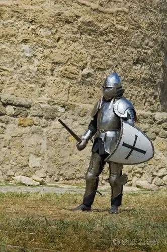 城堡墙附近的中世纪欧洲骑士