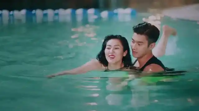 我们相爱吧:为克服刘雯对水的恐惧,崔始源教刘雯游泳