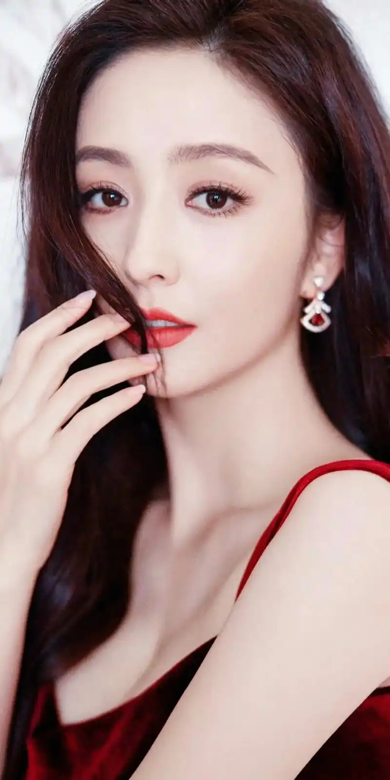 佟丽娅(liliya),1983年8月8日出生于新疆伊犁察布 - 抖音