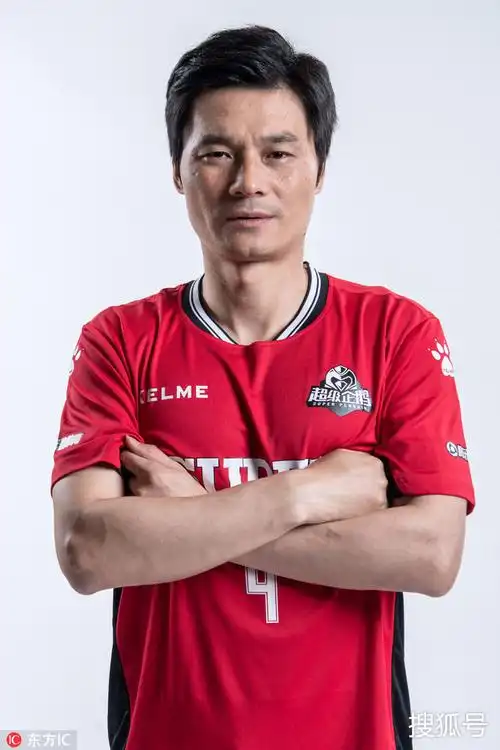 大片来啦范志毅李毅领衔中国明星队拍摄企鹅足球名人赛定妆照