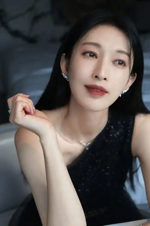 张俪海边写真大片一件白色渔网连衣裙配长靴性感又时尚