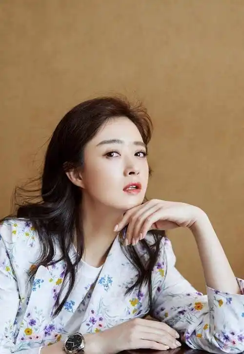 蒋欣近照胖到140斤?膀宽腰圆太壮实,下巴都要胖没了_好身材_明星_机场