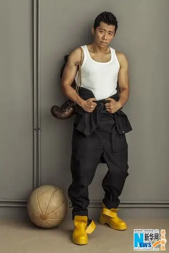 夏雨古铜肌肉写真曝光 彰显型男健康魅力