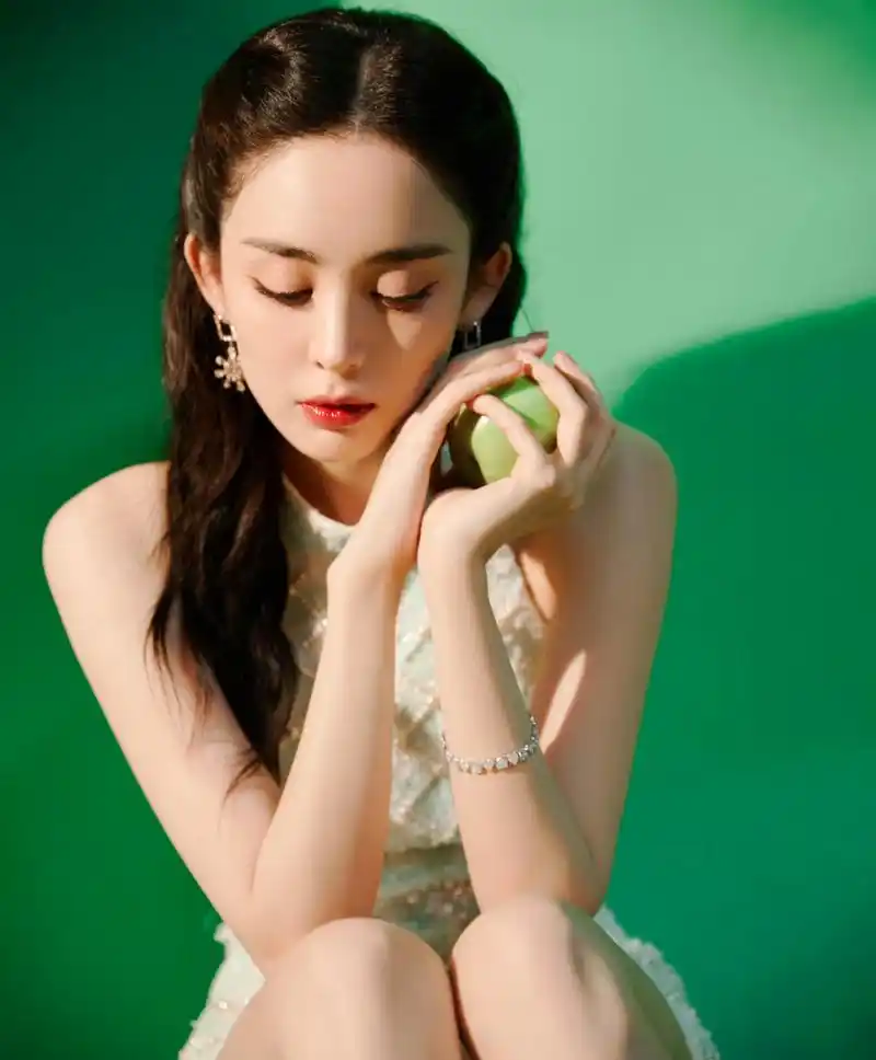 古力娜扎清纯写真展现好身材