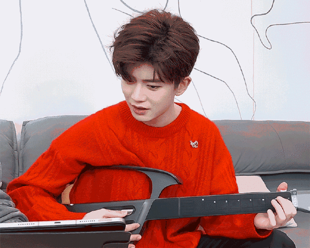 任嘉伦#早上好,任嘉伦贴贴过年就要穿大红色,今年一定红红火火,瘸程