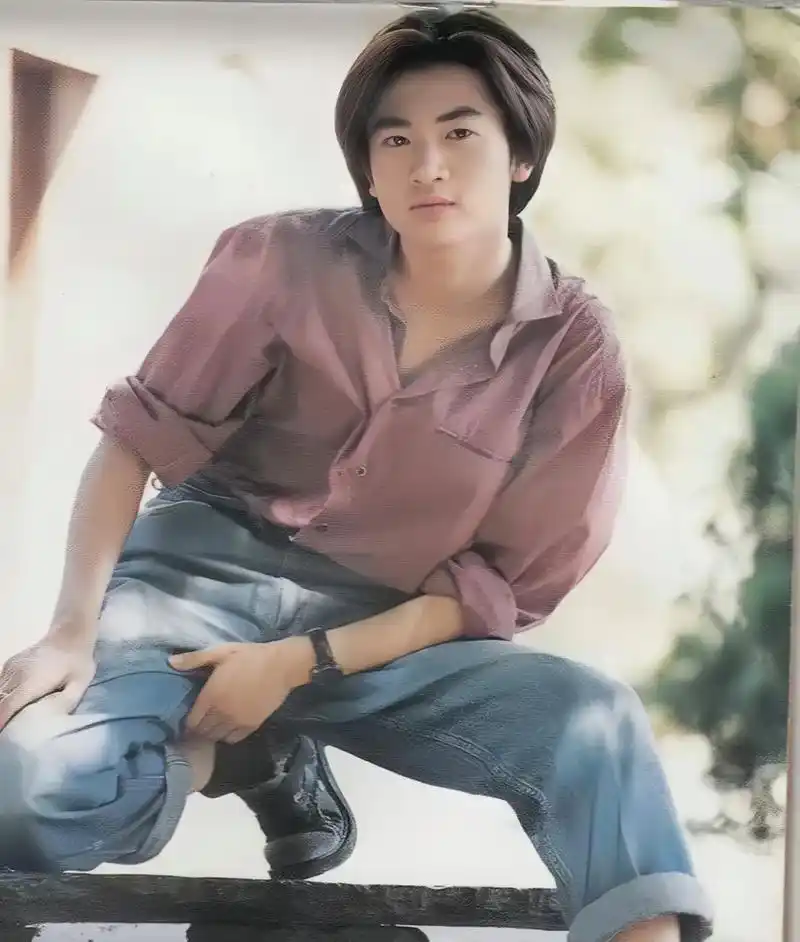 当年的苏有朋年仅21岁,学习上进又刻苦,难怪被誉为"乖乖虎",完美地