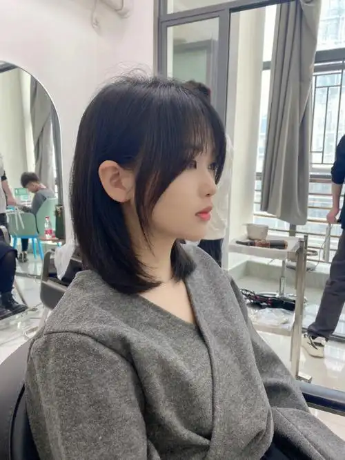 法式空气刘海儿搭配齐肩锁骨发减龄显脸小