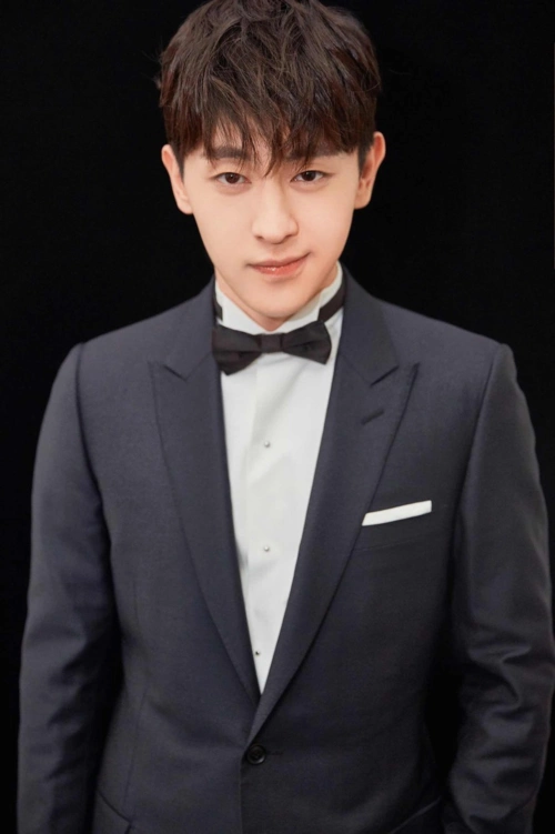 邓伦上演西装杀,颜值优越帅气十足