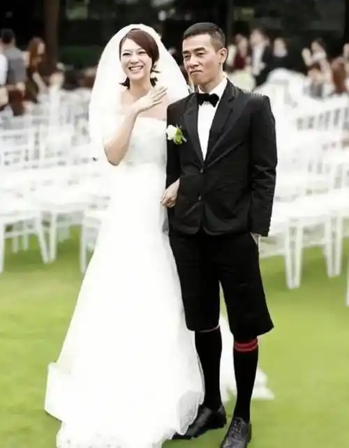 应采儿庆祝结婚13周年,与老公陈小春高调撒糖,穿情侣装亲吻超甜_儿子