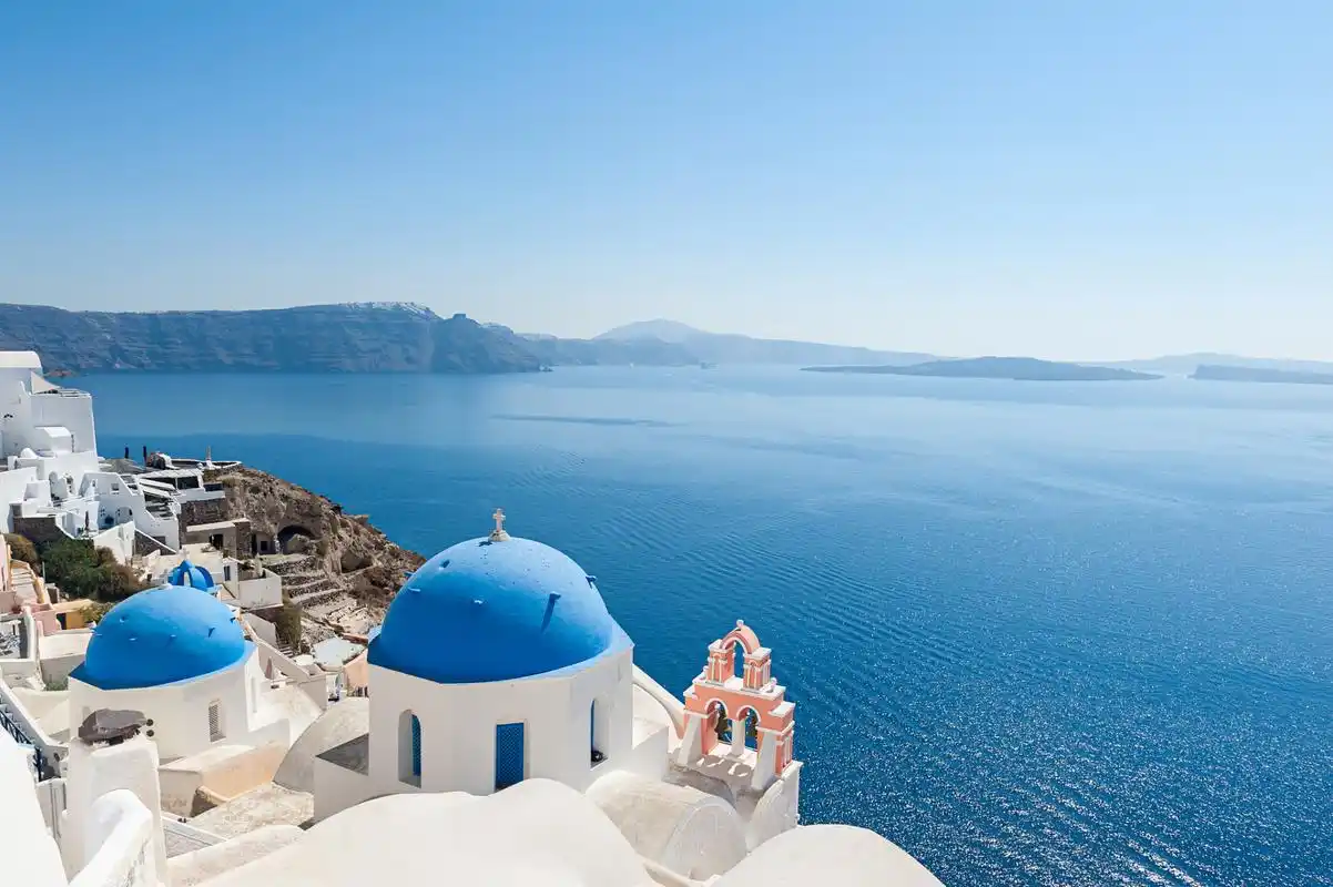 圣托里尼是希腊的一座著名岛屿,以其蓝顶白墙的建筑和壮丽的海景而