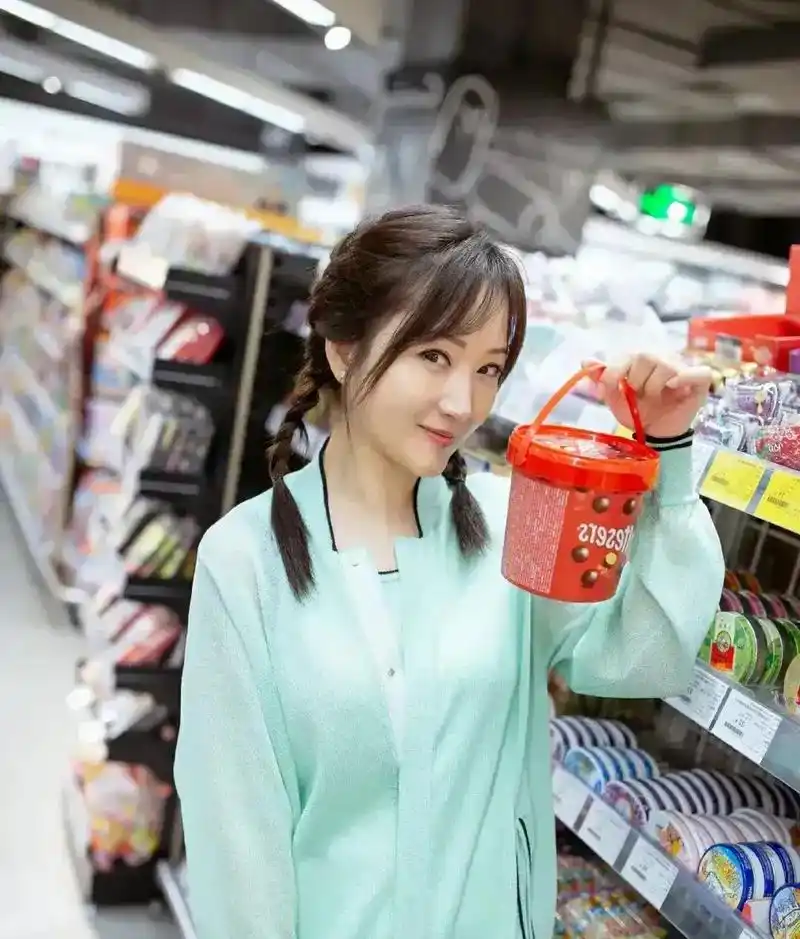 秋日生活创作季# 52岁杨钰莹一个人的生活,太过悠闲又舒适!