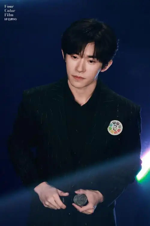 易烊千玺超话#易烊千玺于适同框照#  20240522 "与人民同行"志愿者