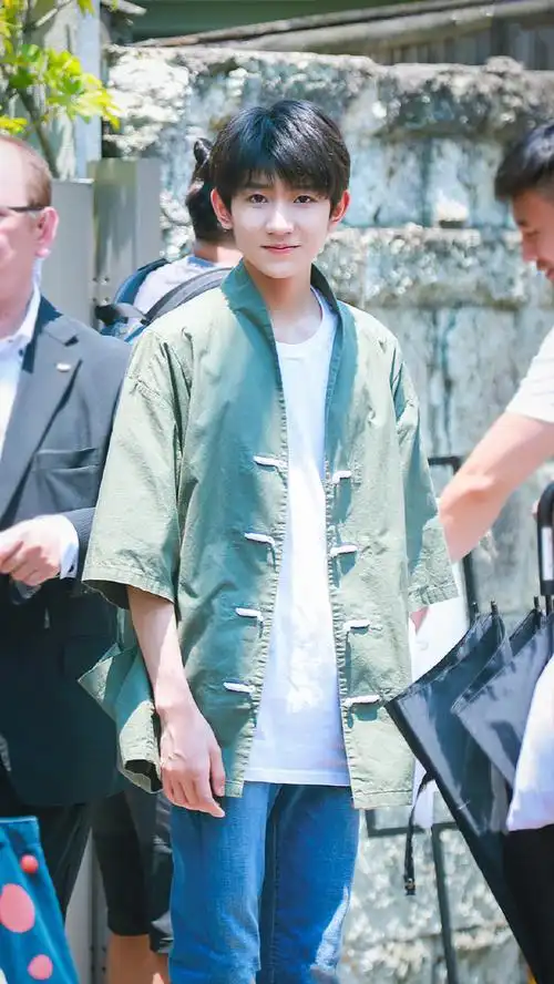 2013年,少年偶像组合tfboys出道.