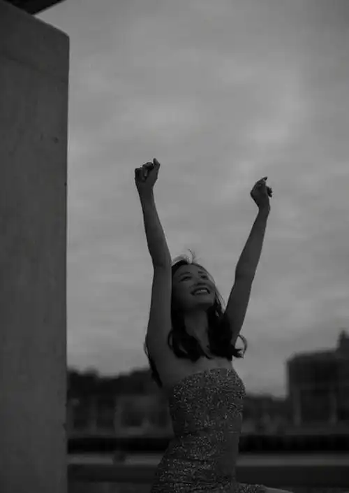 看到她自创的"倪式"坐姿,简直是血脉喷张_网易订阅