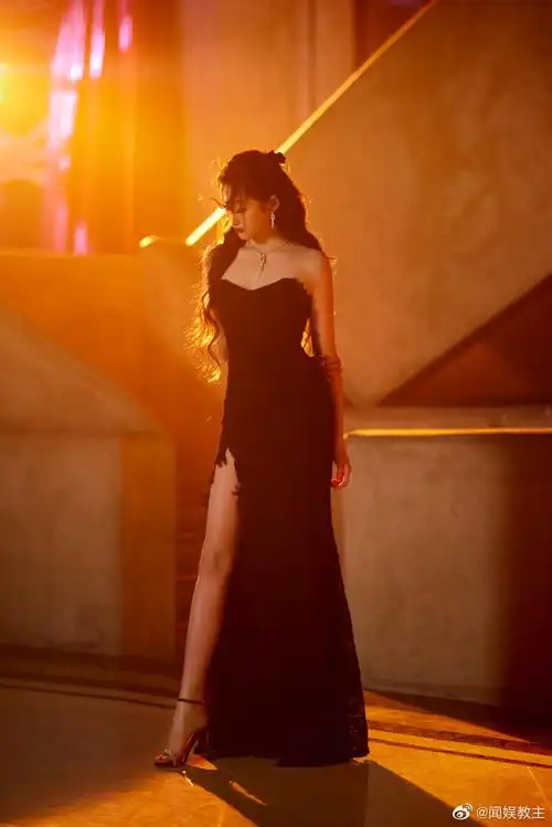 请关晓彤把高跟鞋焊脚上##关晓彤的腿绝绝子