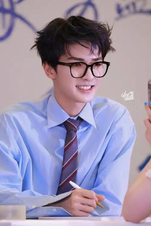 朱正廷签售会饭拍#  朱正廷太原签售会饭拍  蓝衬衫 黑框眼镜造型